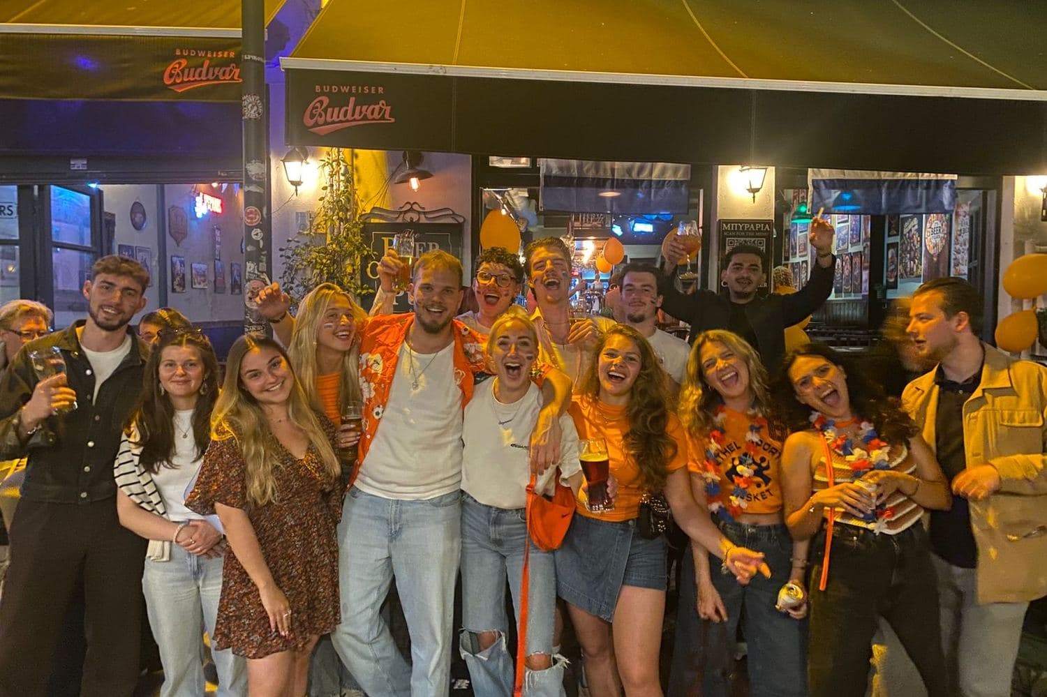 Koningsnacht met Nederlanders in Thessaloniki, met Sam en Tim aangewezen